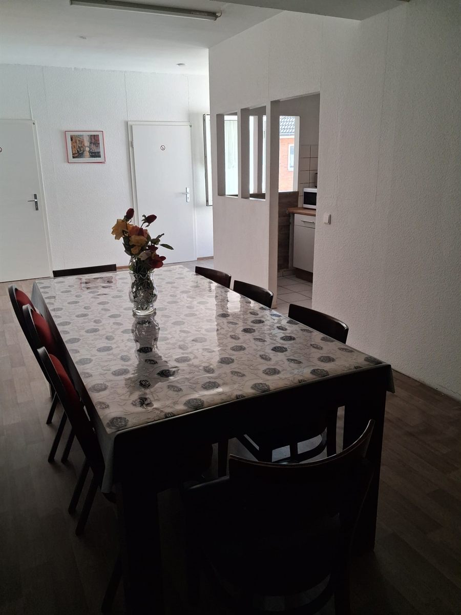 Essbereich zum gemeinsamen Sitzen nach Feierabend in der Monteurunterkunft Duisburg-Hamborn