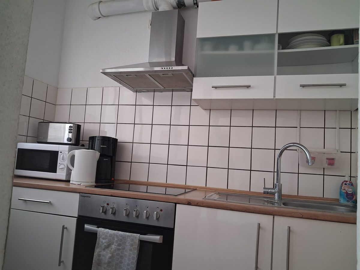 Gemeinschaftsküche der Monteurunterkunft in Duisburg-Hamborn mit Herd, Backofen und Kühlschrank