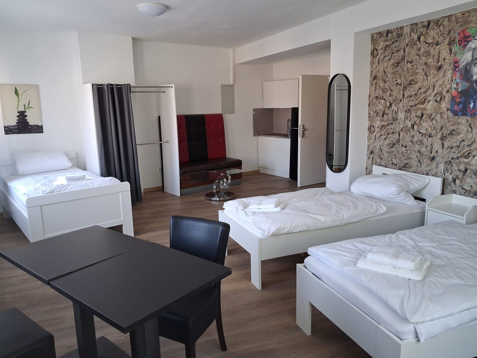 Möbliertes Monteurzimmer in Duisburg-Hamborn mit Bett, Schrank und Fenster